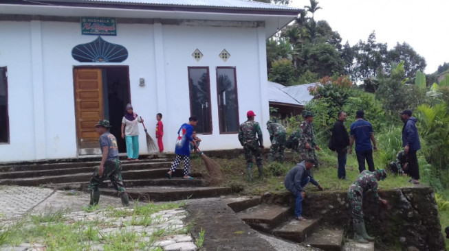 Satgas TMMD ke 104, Bersama Masyarakat Desa Sungai Ning Bersihkan Musholla