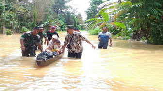 Dandim Sarko Bantu Seberangkan Warga