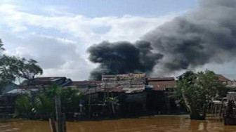 Kampung Laut Terbakar