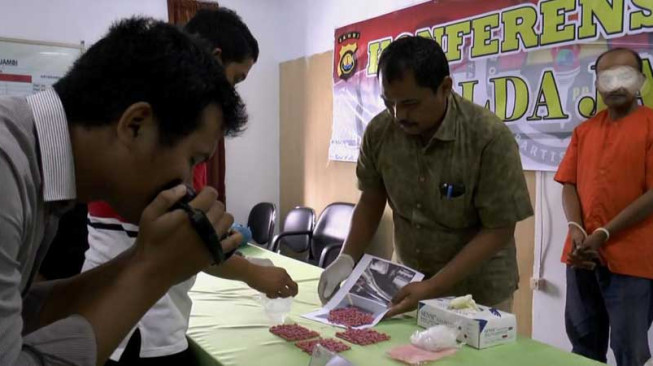 Nyambi jadi Kurir Ribuan Ekstasi, Sopir Travel Diringkus