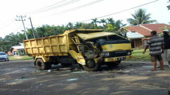 Tabrak Dump Truk Kerikil, Sopir Batubara Langsung Kabur