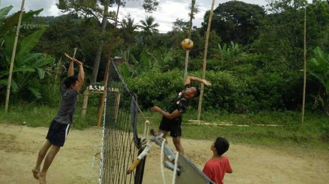 Olahraga Bersama Masyarakat Desa Sungai Ning dengan Satgas TMMD
