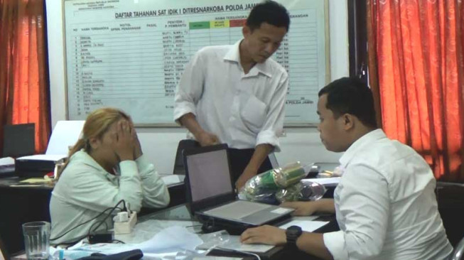 Bantu Suami, Si Pirang Nekat Jual Shabu