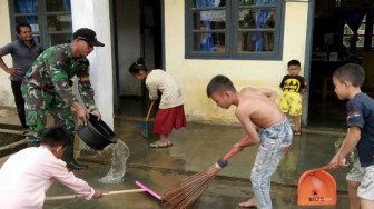 Pasca Banjir, Babinsa Membantu Bersihkan Rumah Warga
