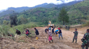 Empat Hari TMMD, Warga Tetap Semangat Bantu Anggota Satgas