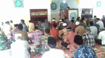 Satgas TMMD 104 Shalat Jumat Bersama Warga