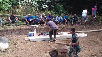 Satgas TMMD 104 Gotong Royong Bersama Warga Desa Sungai Ning