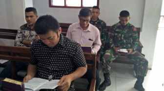Anggota Satgas TMMD ke-104 Kodim 0417/Kerinci Melaksanakan Ibadah Kebaktian