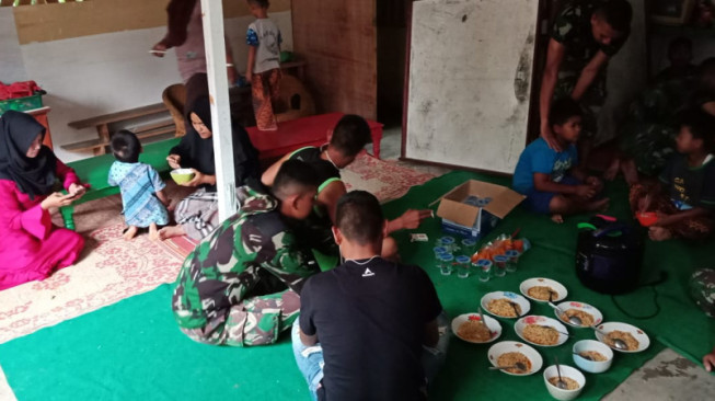 Anggota satgas TMMD ke 104 Kodim 0417 Kerinci Makan Bersama di Rumah Masyarakat