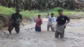 Babinsa Talang Bukit Beri Motivasi Masyarakat Buat Kolam Ikan