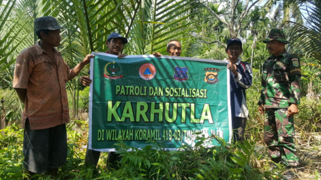 Cegah Karhutla, Babinsa Koramil Tungkal Ilir Rutin Patroli dan Sosialisasi