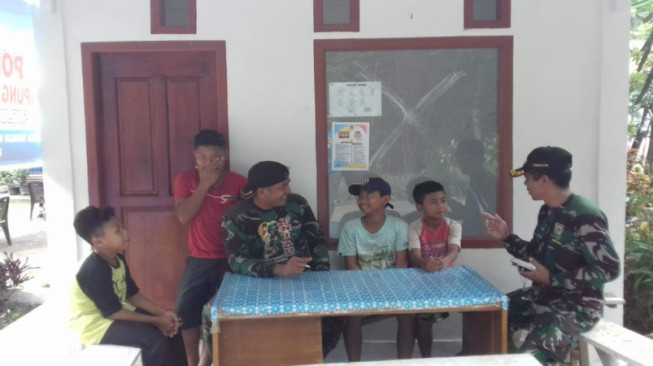 Isi Liburan, Tentara Ajak Anak-Anak Desa Sungai Ning Bermain