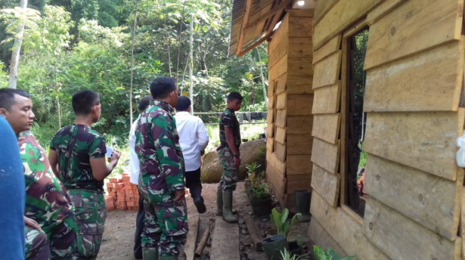 Rumah Eko Dibedah, Masuk Pak Tentara.....
