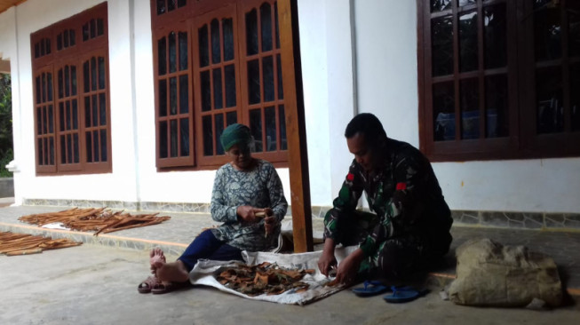 Jalin Kebersamaan,Tim Satgas Bantu Bersihkan Kayu Manis