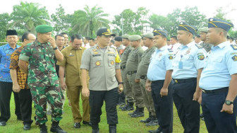 Asisten I Bupati Dampingi Kapolres Cek Pasukan Pengamanan Pemilu