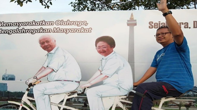 Warga Antusias Berfoto Bersama Pak Harto dan Ibu Tien di CFD