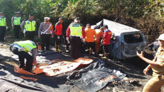 Breaking News : Truk vs Avanza, Empat Orang Tewas Terbakar
