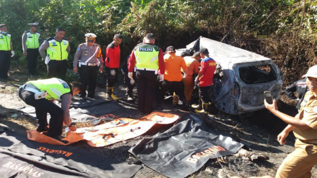 Breaking News : Truk vs Avanza, Empat Orang Tewas Terbakar