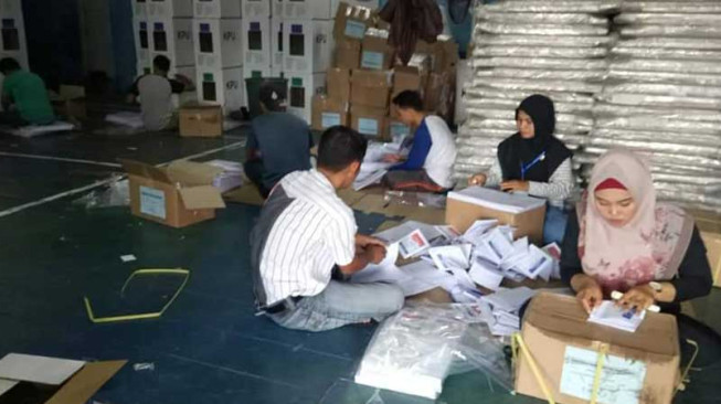 Tiga Puluh Warga Diberdayakan Melipat Surat Suara Pemilu 2019