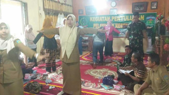Satgas TMMD ke 104 Dampingi Penyuluh Kesehatan di Desa Sungai Ning