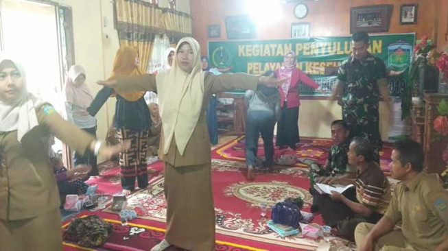 Satgas TMMD ke 104 Dampingi Penyuluh Kesehatan di Desa Sungai Ning