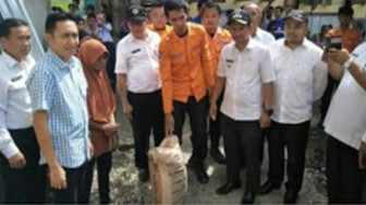 Ketua DPRD Sungai Penuh Serahkan Bantuan Kebakaran