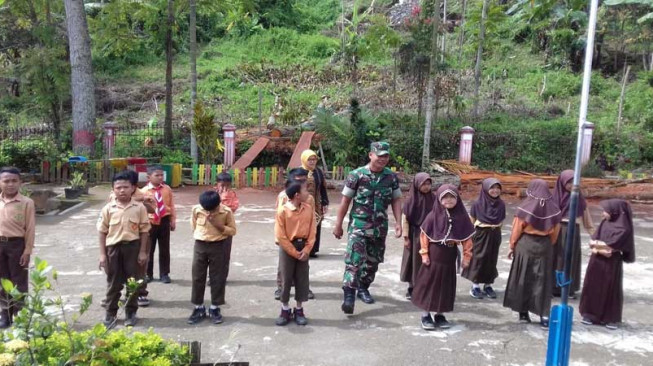 Murid SDN 17/XI Belajar Berbaris dengan Tentara