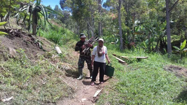 Senangnya Mbah Surti Dibantu Tentara Mencari Kayu Bakar