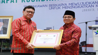 Fachrori Terima Penghargaan Perpustakaan