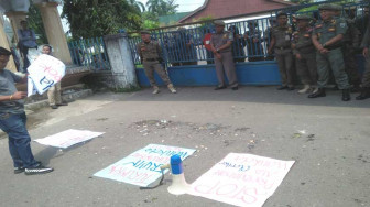 Pagar Kantor WaliKota Jambi Dilempari Telur Busuk