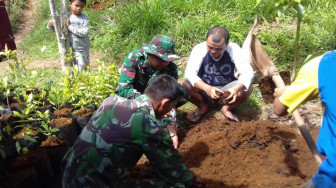 Anggota Satgas Bantu Petani Kayu Manis