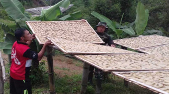Kerupuk Lek Min, dan Anggota Satgas TMMD