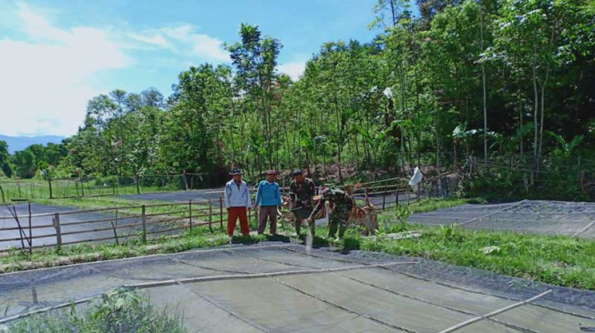 Satgas TMMD Ikut Rapikan Waring dan Beri Pakan Ikan