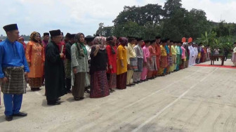 Pelantikan di Bawah Terik Matahari Penuh Pesan Moral