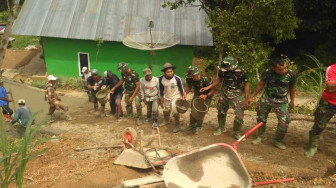 Dan Satgas TMMD Ke 104 dan Anggota Satgas Bantu Warga Pengecoran Jalan Setapak