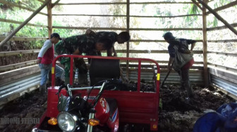 Satgas TMMD, Bantu Warga Membuat Kompos di BumDes Sungai Ning
