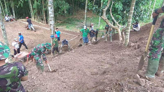 Timbun Lapangan, Karang Taruna Ikut Gotong Royong