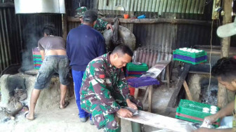 Anggota Satgas TMMD 104 Kodim 0417/Kerinci Bantu Buat Adonan Kerupuk