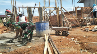 Babinsa Koramil Bangko Bangun Rumah Warga Kurang Mampu