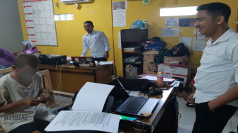 Warga Malaysia Rusak Pintu Kantor Kamenag Merangin