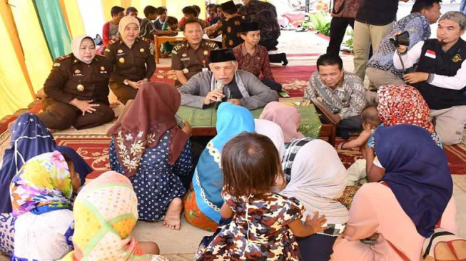 Bupati Saksikan Pengislaman Puluhan KAT Padang Kelapo