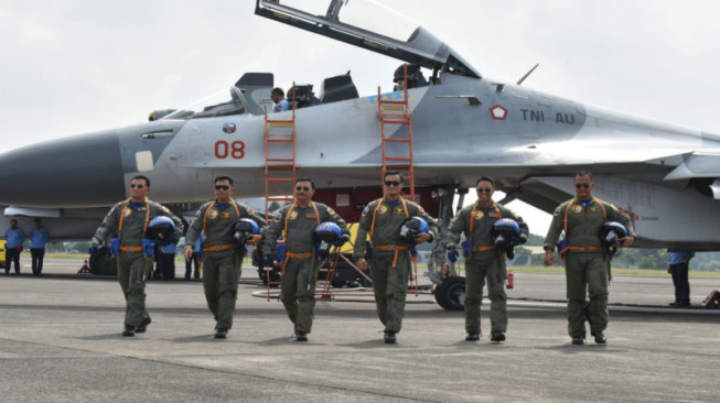 Kasad Terima Wing Penerbang Kehormatan Kelas I TNI AU