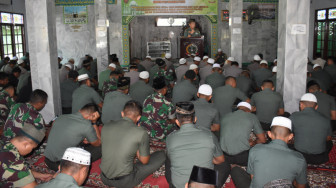 Prajurit dan PNS TNI-AD, Korem 042/Gapu Peringati Isra’ Mi’raj Nabi Muhammad SAW