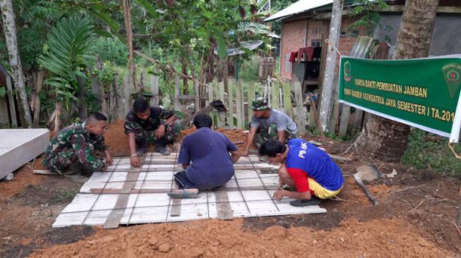 Ciptakan Hidup Sehat, Yonif Raider 142/KJ Bangun Jamban Warga Miskin