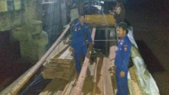 Polairud Amankan Belasan Kubik Kayu Ilegal