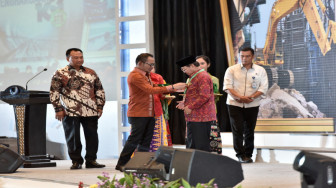 Gubernur Jambi Fachrori Raih Penghargaan K3
