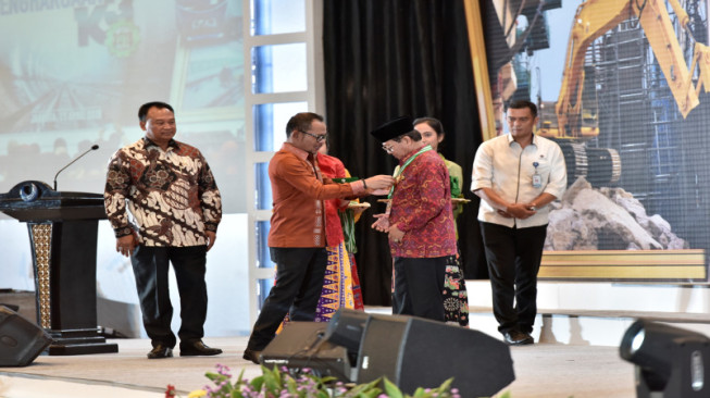 Gubernur Jambi Fachrori Raih Penghargaan K3