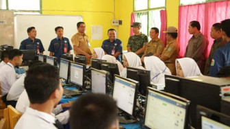 Sekda Munasri Tinjau Pelaksanaan UNBK