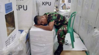 Jaga Pemilu, Babinsa Ini Rela Tidur di Tumpukan Kotak Suara