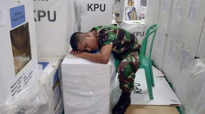 Jaga Pemilu, Babinsa Ini Rela Tidur di Tumpukan Kotak Suara
